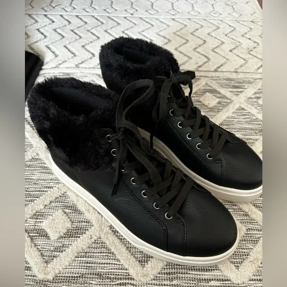 NWOT UGG KOOLABURRA SUNDELL BLACK FUZZ CHUCKA ANKLE BOOTS FAUX FUR SZ 9 - Picture 11 of 13